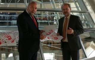 Volker Klein und Günter Nooke Aktion Rote Hände Kindersoldaten