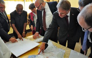 Afrikabeauftragter Günter Nooke im Geologischen Museum in Bukavu mit Botschafter Wolfgang Manig